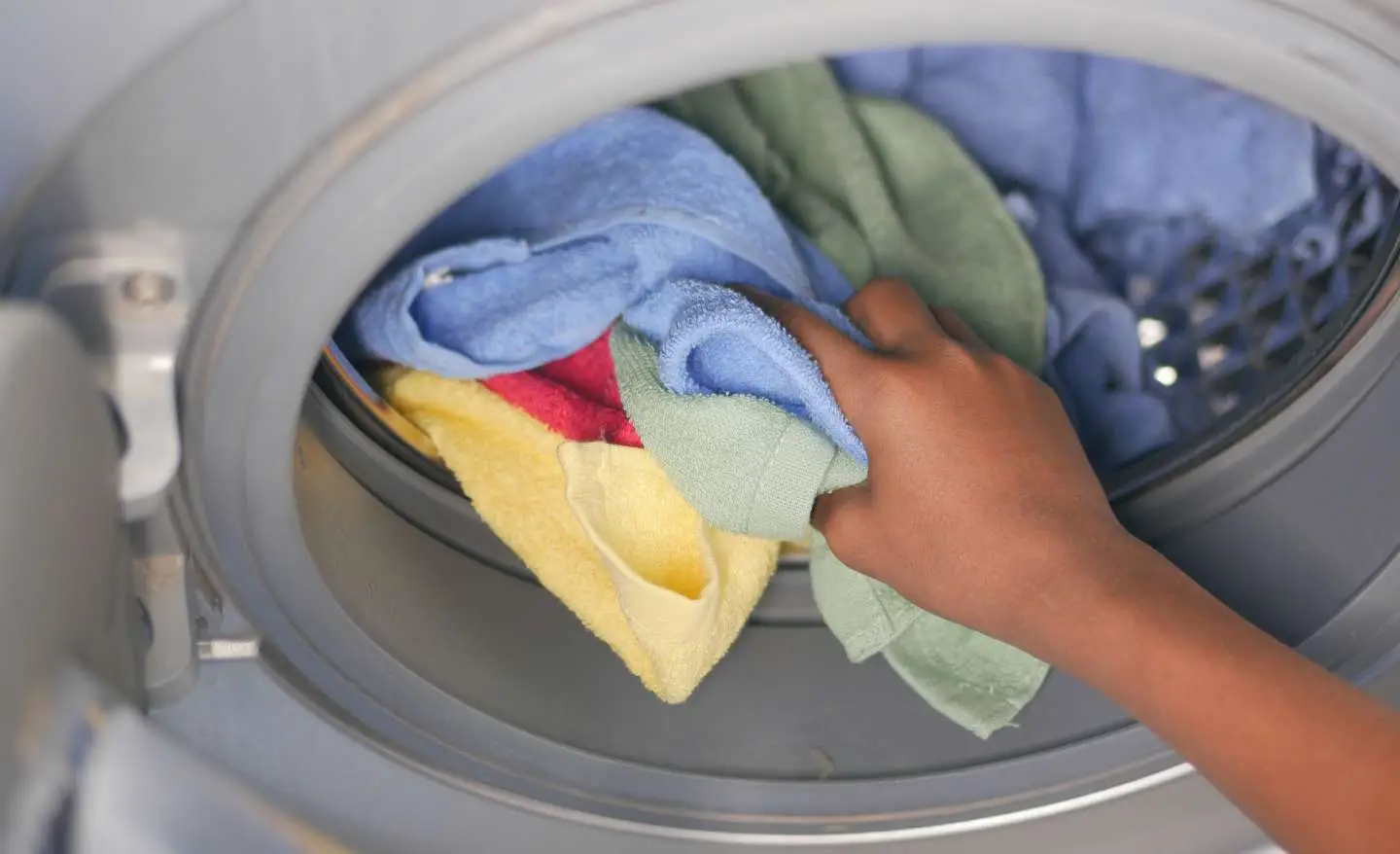 Hai sempre sbagliato a lavare i capi scuri: ecco il trucco per non farli scolorire mai più