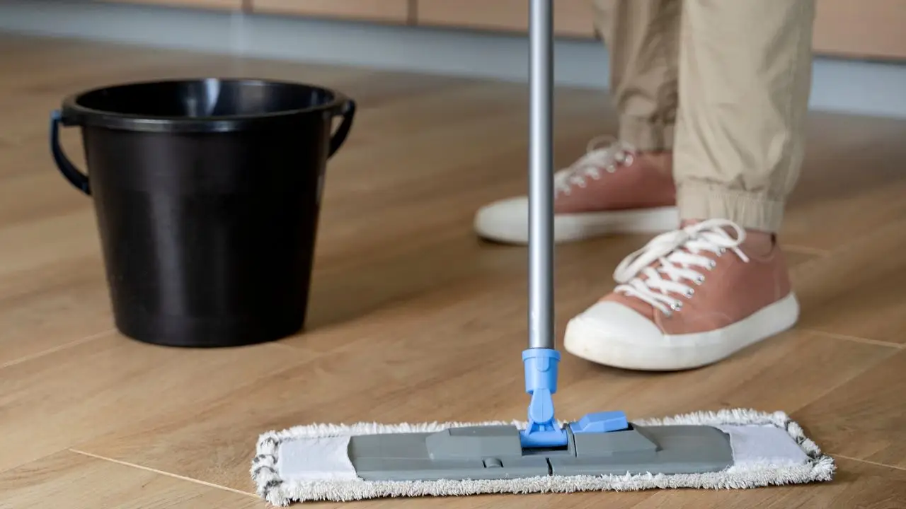 Quante volte a settimana va lavato il pavimento? Ecco la risposta