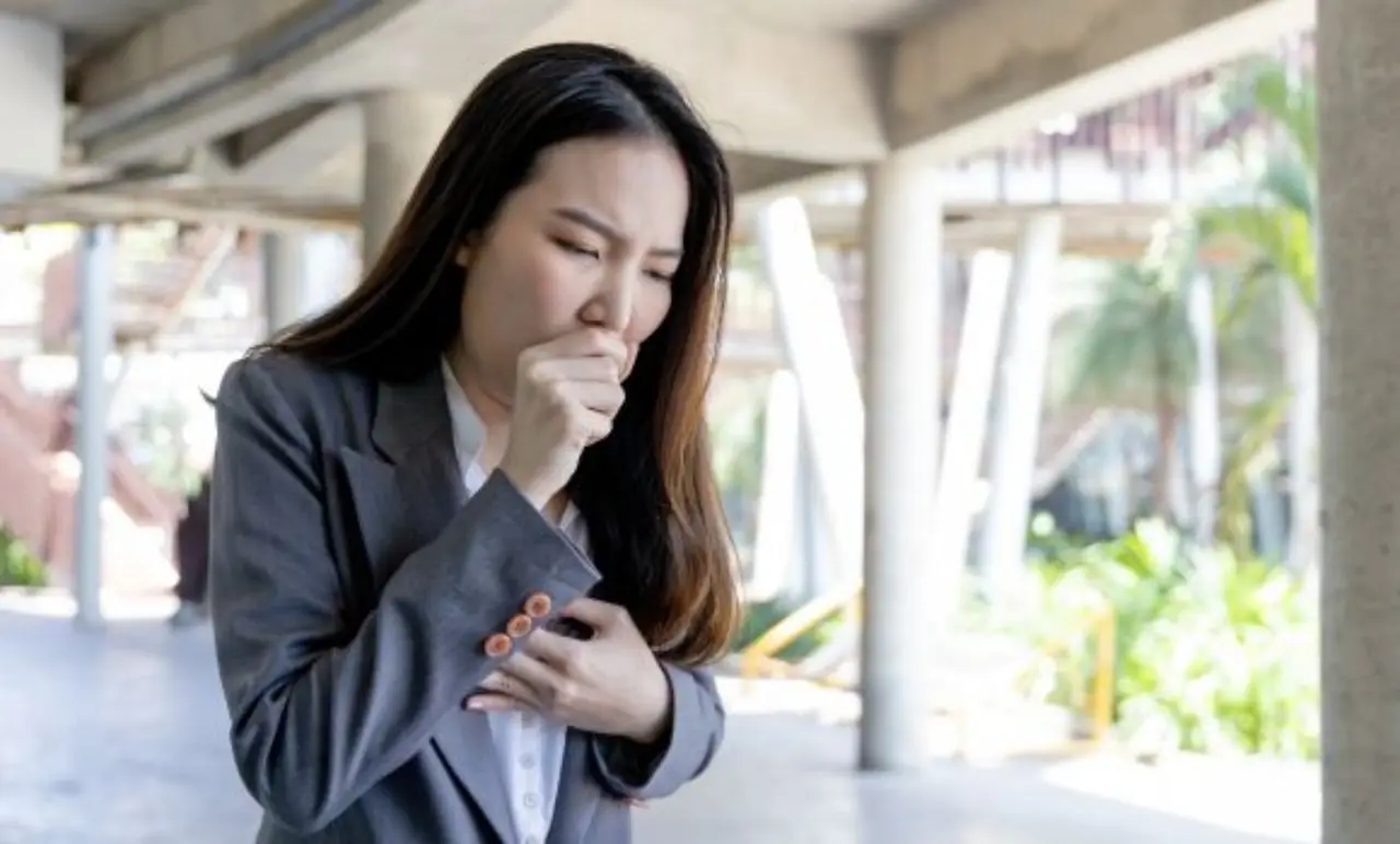 Quando la tosse non passa mai e senti oppressione: ecco i sintomi della bronchite asmatica